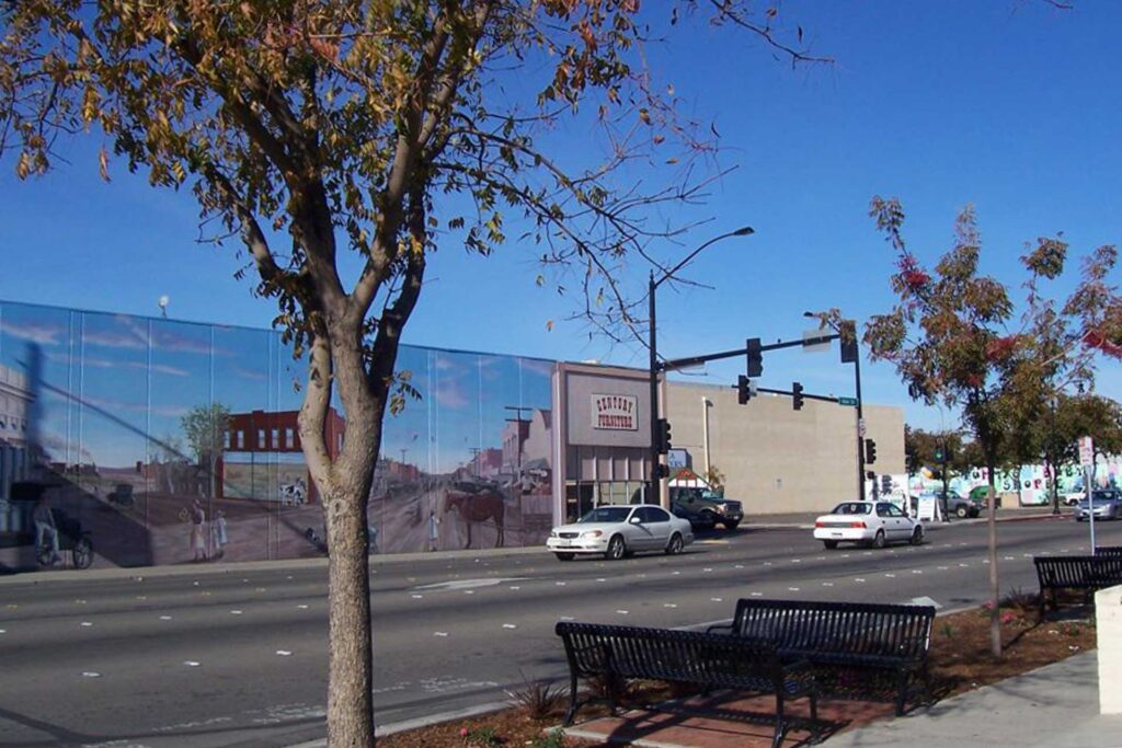 Image of a street and mural in Manteca sits at the crossroads of Interstate 5, Highway 99, and State Route 120, making it a highly desirable location for businesses, retailers, and investors.