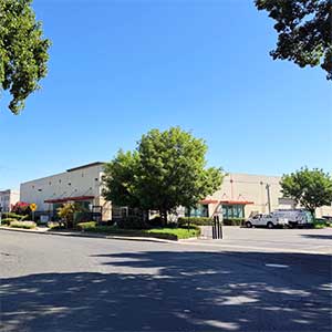 Small-bay industrial building in Sacramento, CA